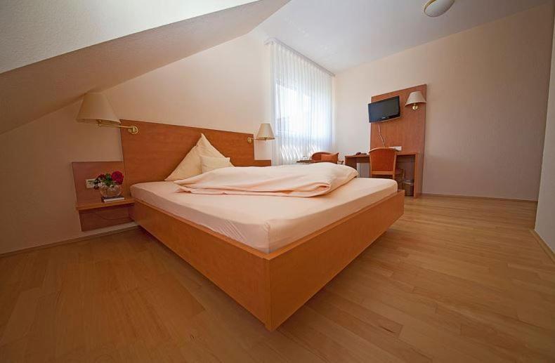Hotel & Restaurant Krone Waldbronn Esterno foto