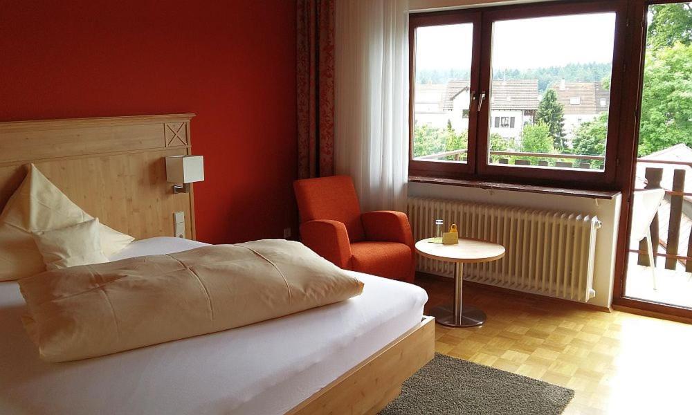 Hotel & Restaurant Krone Waldbronn Esterno foto